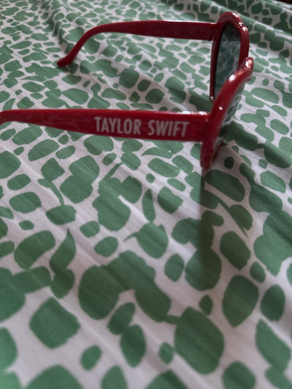 NEVER WORN Taylor Swift Red (Taylor’s Version) heart sunglasses - Picture 4 of 4